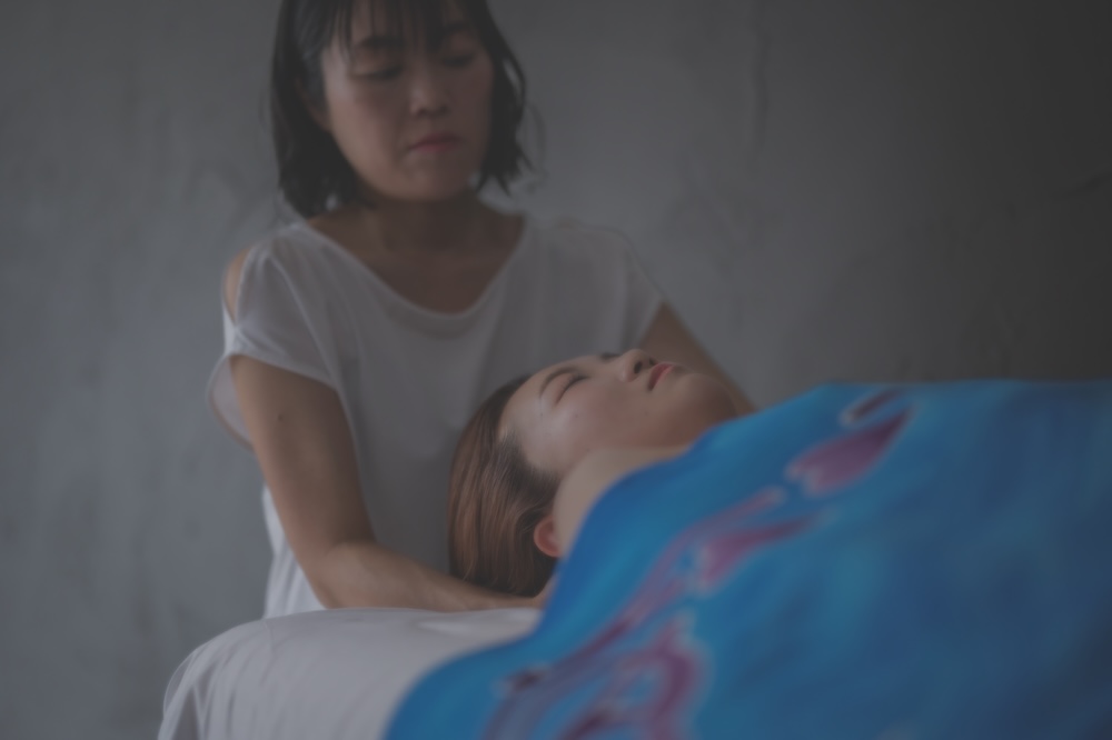 エサレン®︎マッサージを施術している際のヘッド部分を施術している様子